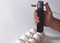 EggPunch Pnömatik Yumurta-Açıcı (3–6 psi) — schuett-biotec 3884002